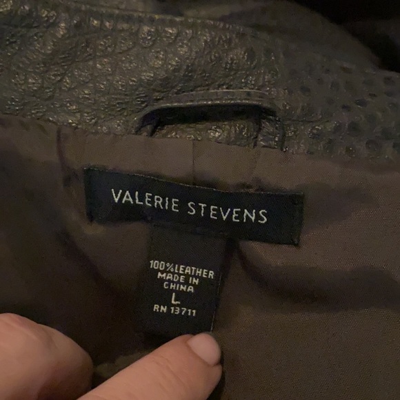 NWOT Valerie Stevens 100% genuine leather zippered moto jacket w/ great pockets. - Picture 12 of 13